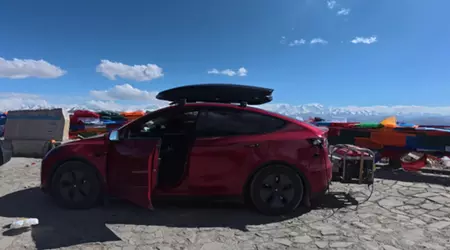 Ein Tesla Model Y-Besitzer schloss einen Generator an sein Auto für eine Reise nach Everest
