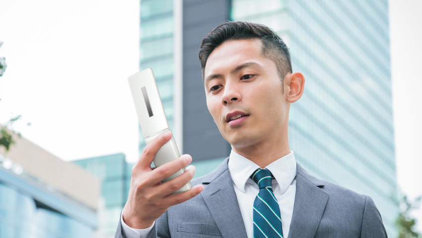 Eine sehr merkwürdige Neuheit: Sharp hat eine sichere Druckknopf-Klappe mit Android und einem Schrittzähler herausgebracht