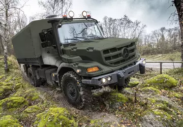 Mercedes-Benz Zetros-Lastwagen, Biber-Pflastermaschine und Gepard-Munition für ...