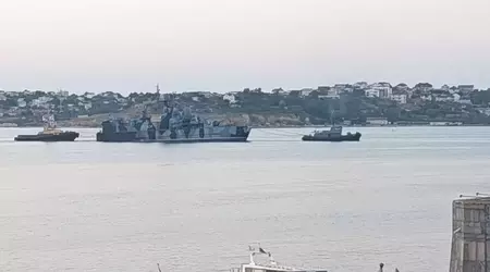 Es wurde ein Foto veröffentlicht, das das Abschleppen des 45 Millionen Dollar teuren Raketenschiffs Samum zeigt, das von der ukrainischen Versuchsdrohne Sea Baby getroffen wurde.