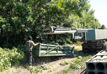 Das ukrainische Militär zeigt den HIMARS-Nachladevorgang ...