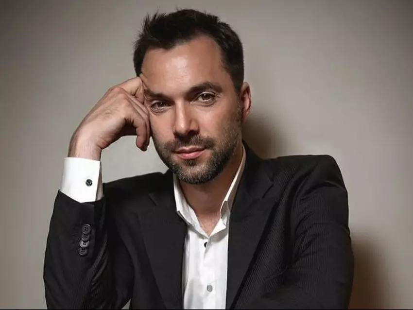 Vom Maskenbildner zum Geburtshelfer und Astrologen: Alexey Arestovich lässt seinen Namen als Marke eintragen