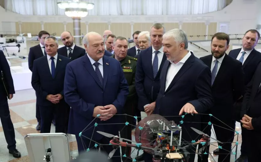 Ausstellung von russischen Drohnen in Belarus