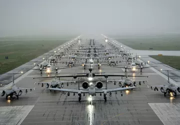 Die US-Luftwaffe setzte gleichzeitig 36 F-16-Kampfflugzeuge ...