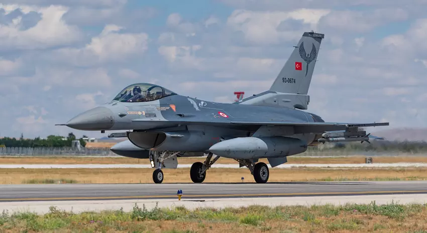 Türkei rüstet F-16 Fighting Falcon-Kampfflugzeuge mit ATMACA-Schiffsabwehrraketen aus