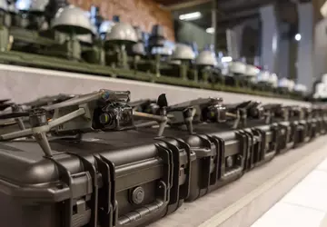 Poroschenko übergibt 3.140 Drohnen (Mavic 3 ...