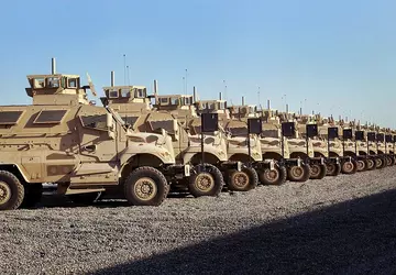 Die ukrainischen Streitkräfte setzen gepanzerte Mannschaftstransportwagen ...