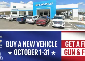 Chevrolet-Händler verschenkt Gewehre und amerikanische Flaggen ...