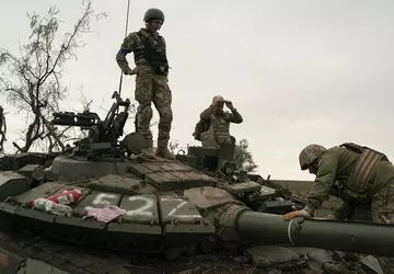 Ukraine übergibt beschlagnahmte russische Militärausrüstung zur ...