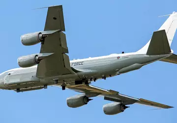 Ein russischer Su-27-Kampfjet schoss eine Rakete ...