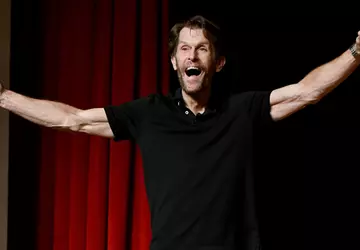 Die Stimme des legendären Kevin Conroy, ...