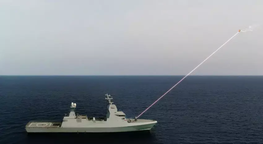 Rafael demonstriert die Kampfleistung der Iron-Beam-Laserwaffe des Schiffes, die Drohnen und Raketen vernichtet