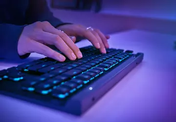 Logitech G515 Lightspeed TKL, eine Low-Profile-Gaming-Tastatur ...