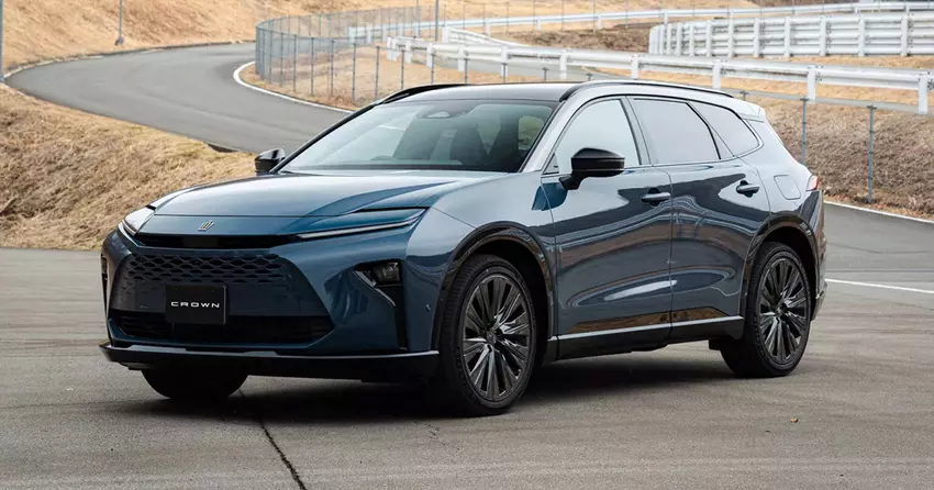 Toyota hat in Japan den Crown Estate Kombi mit einem geräumigen Kofferraum und einem sparsamen Hybridantrieb vorgestellt