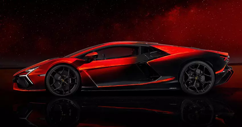Der einzige Lamborghini Revuelto der Welt mit handgemalten Flammen auf der Karosserie ist nach China gereist