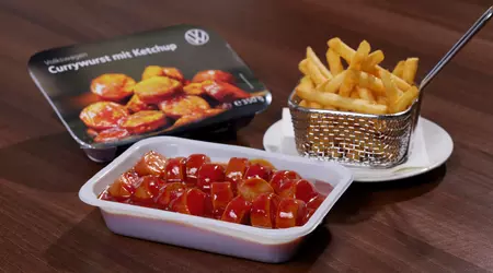 Die legendäre Volkswagen Currywurst kommt in aktualisierter Form in die Regale der deutschen Supermärkte