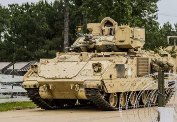 Bradley, M113, HMMWV, Panzerhaubitzen, Granaten für ...