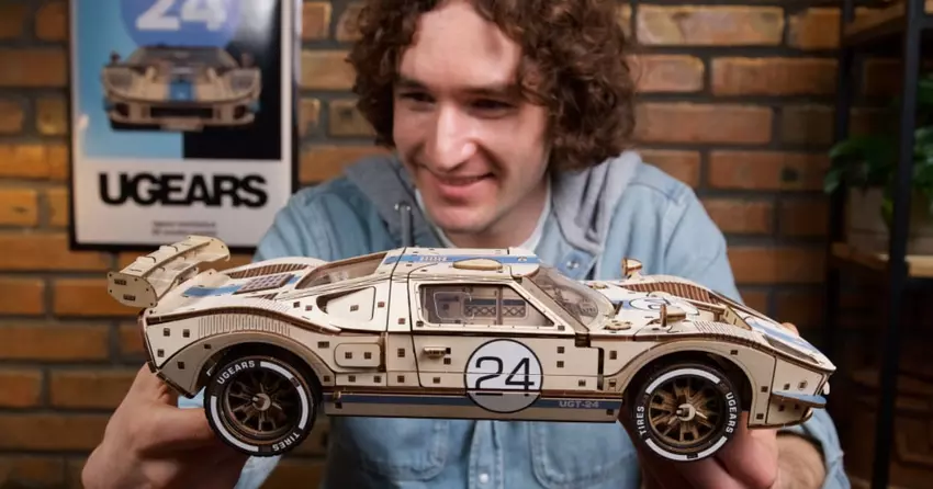 UGT-24 Endurance Racer: Ugears' neues mechanisches 3D-Puzzle für echte Retro-Rennsportfans (Video)