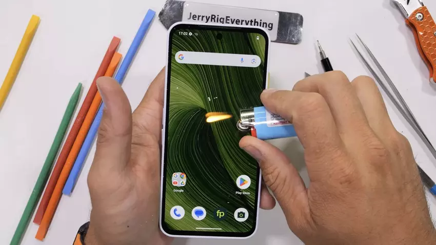 Modular, aber fragil: Das Fairphone 6 wird von Tech-Blogger JerryRigEverything einem harten Test unterzogen