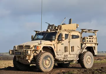 Ukrainische Fallschirmjäger führen erstmals britische Husky ...