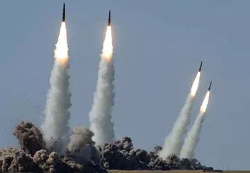 Kamikaze-Drohnen haben erneut eine der größten ...