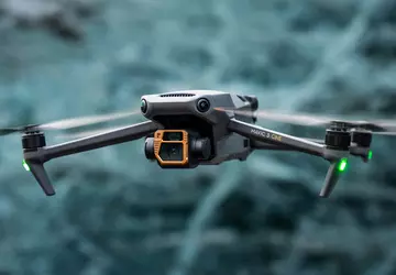 Ukrainische Soldaten werfen mit einem Consumer-DJI-Quadcopter ...