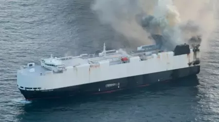 Ein brennendes Schiff voller Autos sank in internationalen Gewässern