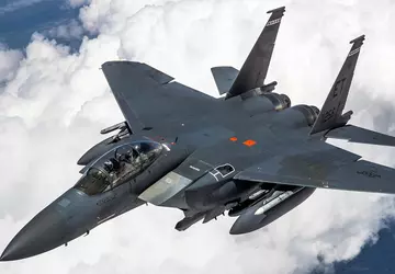 Die F-15EX Eagle II mit AMRAAM- ...
