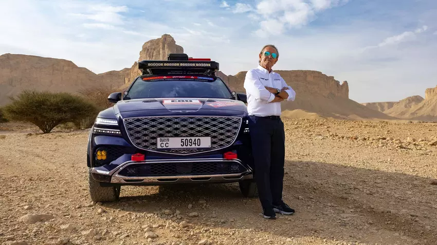 Jackie X neben dem Genesis GV80 Desert Edition.