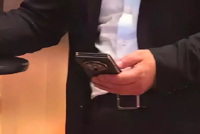 Der Chef von Huawei läuft bereits mit einem Smartphone herum, das sich in Drillinge falten lässt