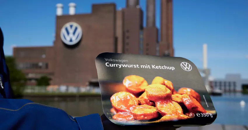 Volkswagen Currywurst mit Ketchup vor dem Werk
