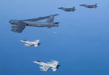 US-Bomber B-52 Stratofortress mit nuklearer Bewaffnung ...