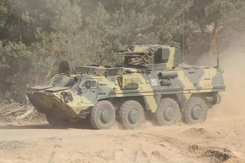 Spektakuläres Video: AFU zeigt BTR-4 "Bucephalus" mit einer 30-mm-Kanone 2A72, die den Feind beschießt 