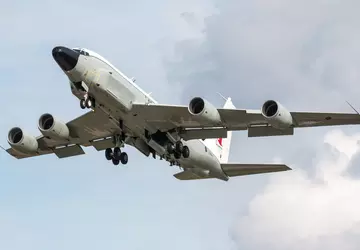 Das NATO-Flugzeug Boeing RC-135W flog zum ...