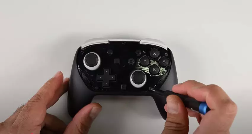 iFixit hat die Reparaturfähigkeit des Switch 2 Pro Controllers scharf kritisiert