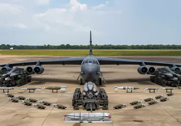 Russisches Su-35-Kampfflugzeug fliegt, um US-Atombomber vom ...
