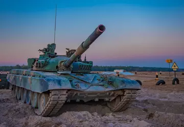 Eine Kolonne von T-72M1- und T-72M1R-Panzern, ...