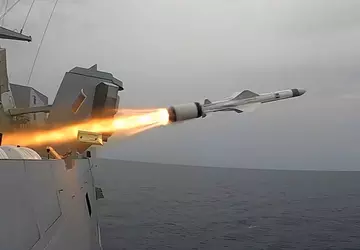 Die französische Fregatte Alsace hat erfolgreich ...