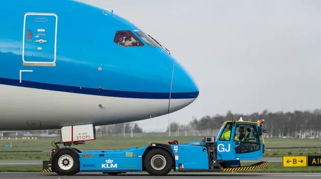 KLM beauftragte die ersten elektrischen Flugzeug-Schlepptraktoren ...