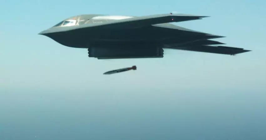 Die B-2 Spirit ist das erste Flugzeug in der Geschichte der USA, das die modernisierte thermonukleare Bombe B61-12 tragen kann.