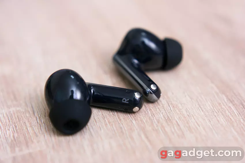 Ladekontakte am Haylou FlowBuds N55 Kopfhörer