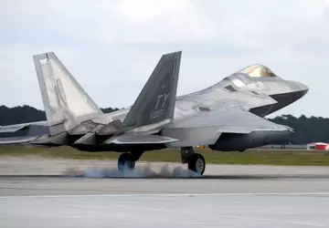 Die USA haben 12 F-22 Raptor-Mehrzweckkampfflugzeuge ...