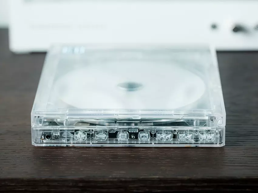 ClearFrame CD-Player vor dem Hintergrund des Albumcovers