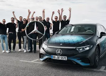 Der Mercedes-Benz EQS mit einer Festkörperbatterie ...