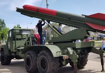 Die russischen Truppen setzten neue selbstgebaute ...