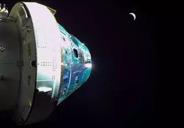 Das Orion-Raumschiff hat sich 128 km ...