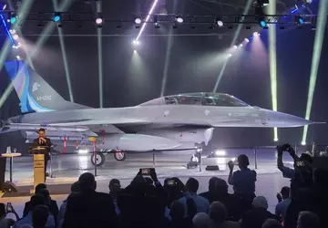 Argentinien präsentiert offiziell seine erste F-16 ...