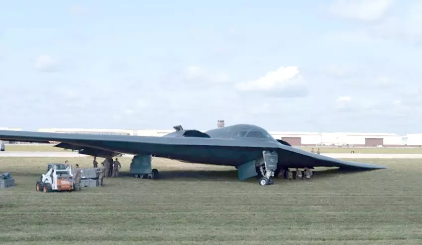 Der Atombomber B-2 Spirit hat bei der Notlandung auf einem US-Stützpunkt Feuer gefangen und ist beschädigt worden.