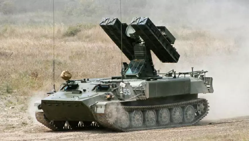 Ein Güterzug ist mit einem russischen Boden-Luft-Raketensystem Strela-10 zusammengestoßen