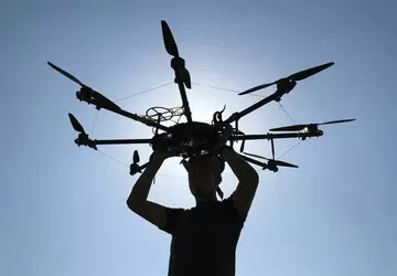 Der 20.000 Dollar teure R18-Kampf-Oktokopter der ...